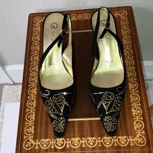 NWOB 8  fits 7.5 best St John Shoes Black Gold kitten heels made in Italy